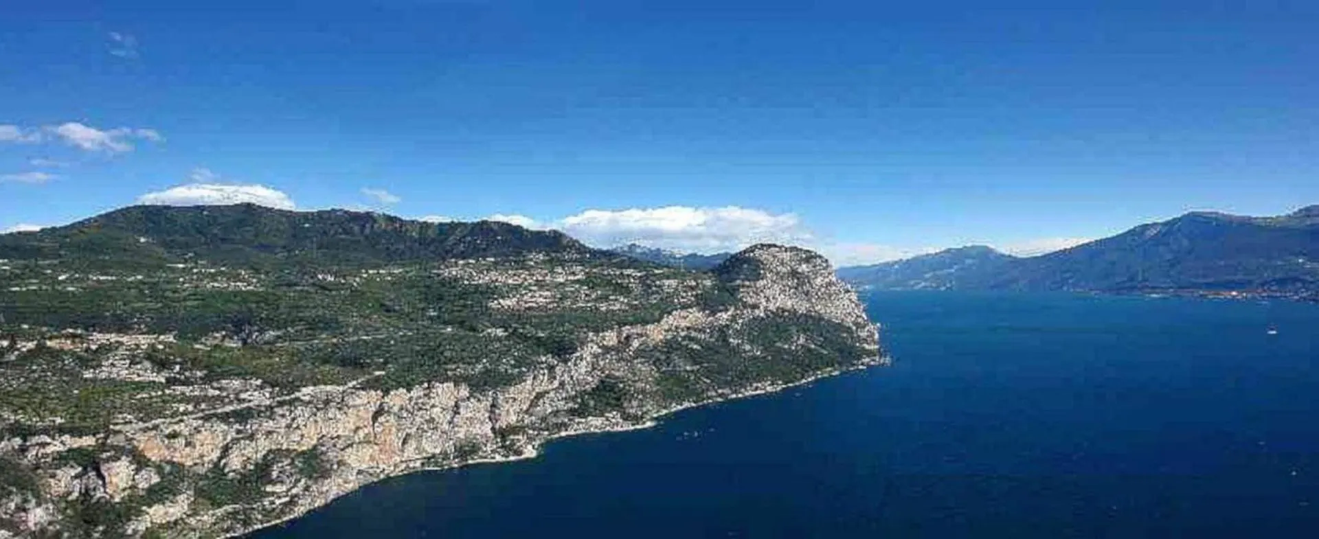 großzügiges Ferienhaus mit Seeblick und Garten in ruhiger Lage von Tignale am Gardasee