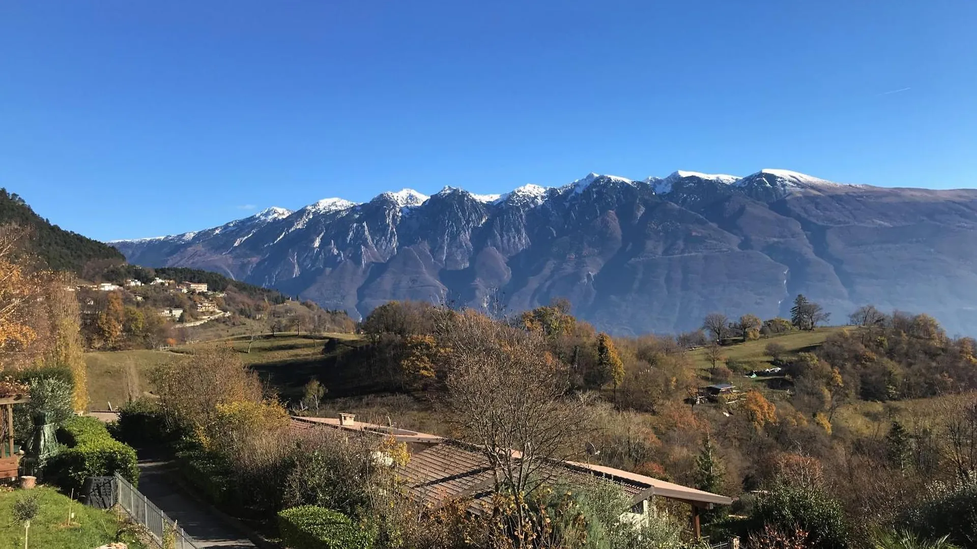 großzügiges Ferienhaus mit Seeblick und Garten in ruhiger Lage von Tignale am Gardasee Italien