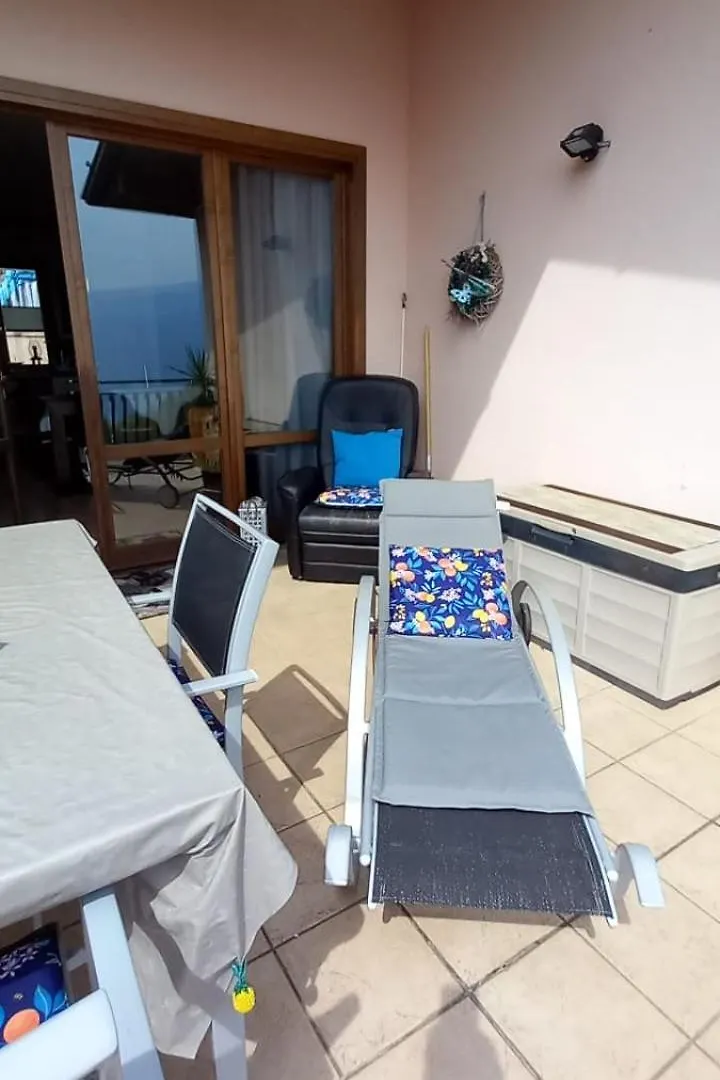 großzügiges Ferienhaus mit Seeblick und Garten in ruhiger Lage von Tignale am Gardasee