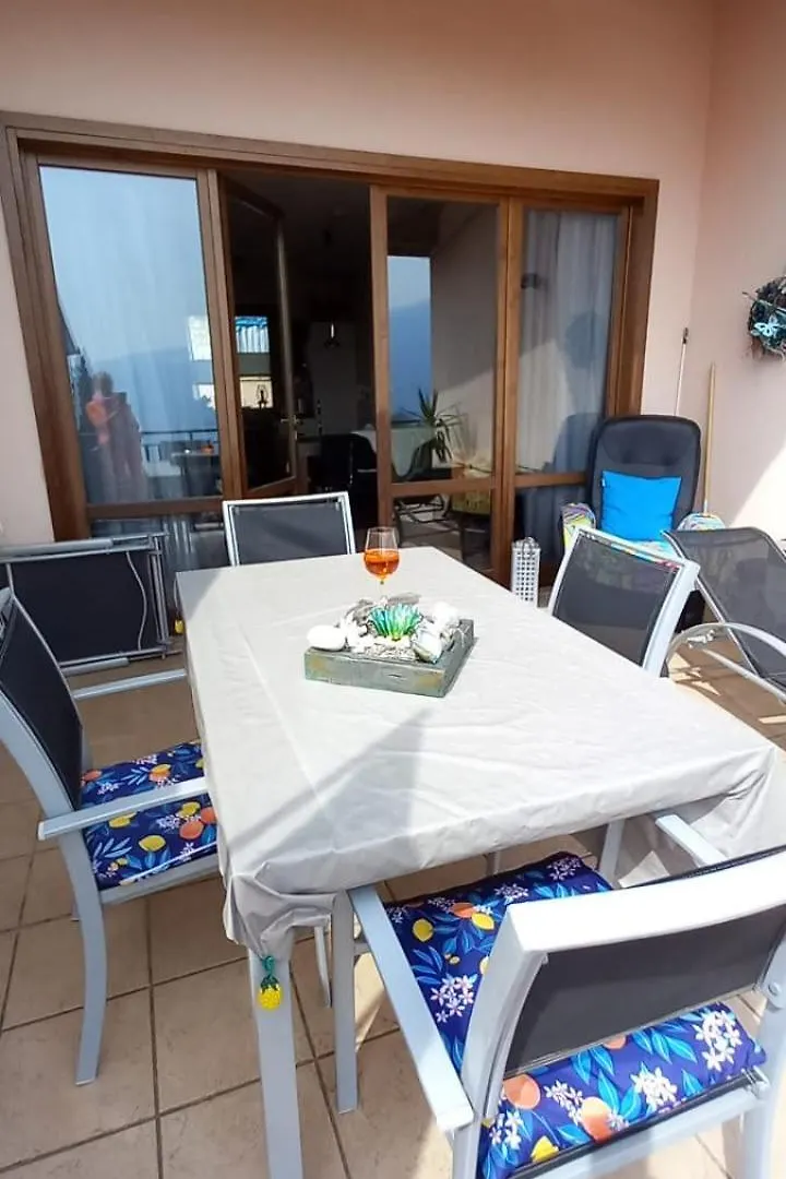 großzügiges Ferienhaus mit Seeblick und Garten in ruhiger Lage von Tignale am Gardasee 0*,